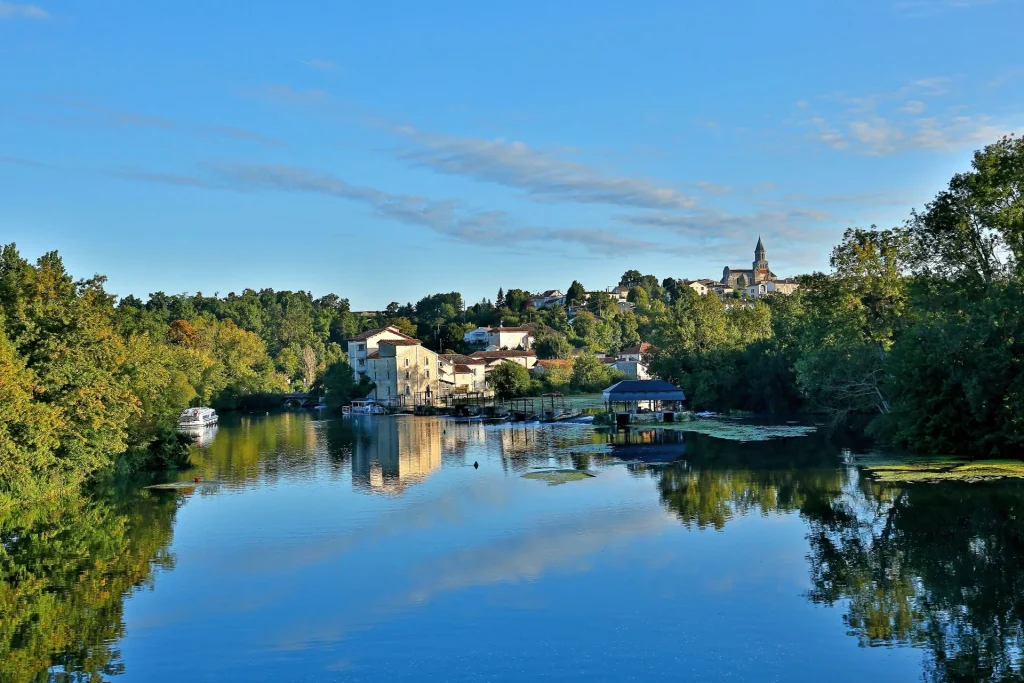 Le fleuve Charente à Saint Simeux avec les pêcheries et le village en arrière-plan avec l'église surplombant la Charente.