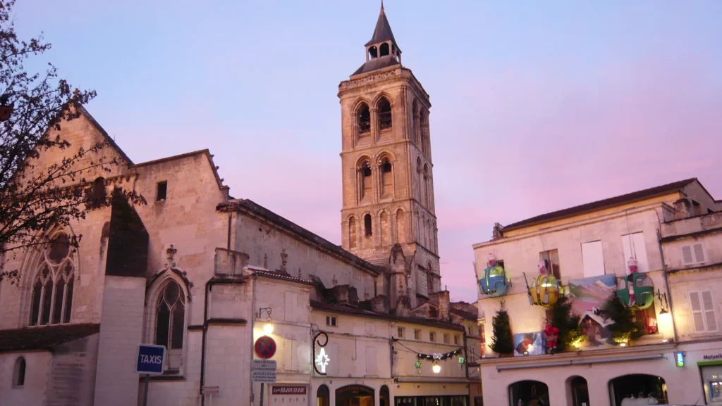 Lever de soleil sur l'église Saint Léger à Cognac sur la place d'armes