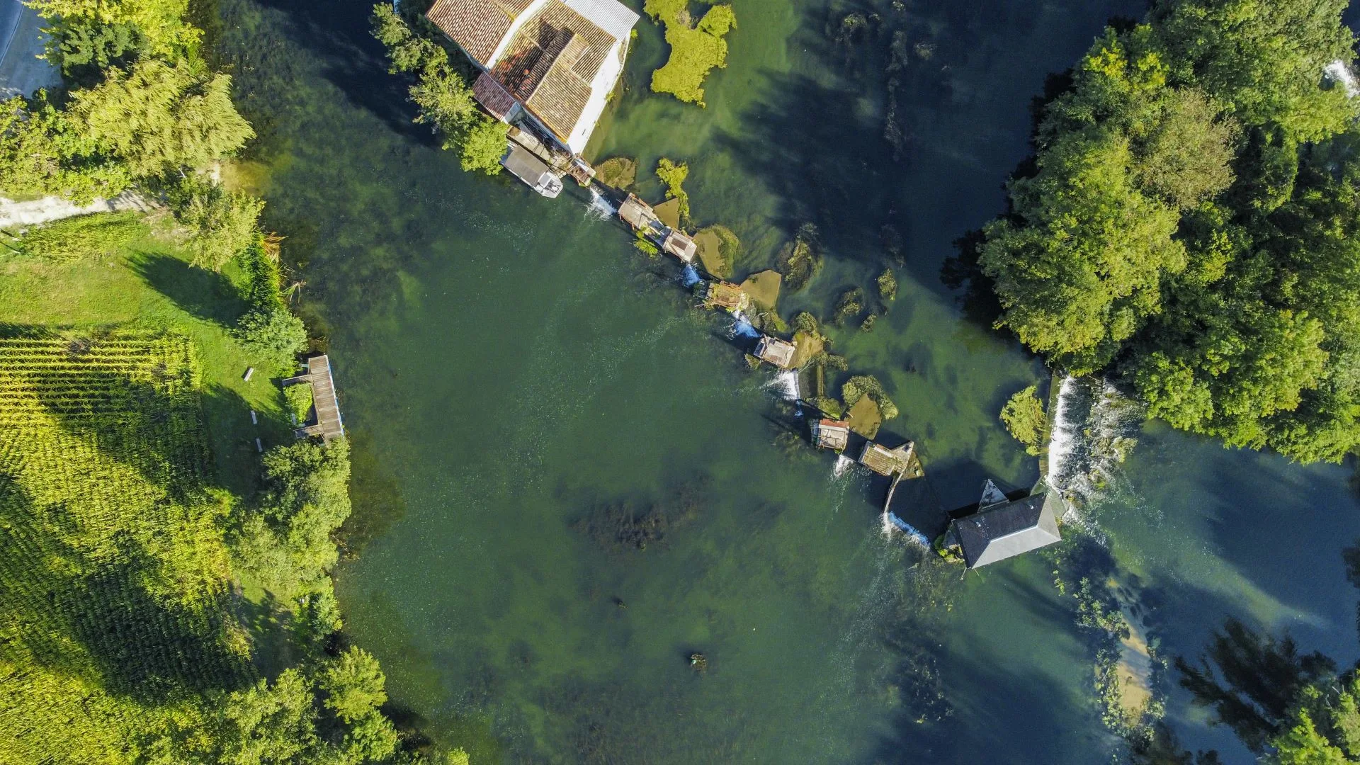 vue du ciel des pêcheries, essacs pour la pêche à l'anguille à Saint Simeux sur les bords du fleuve Charente