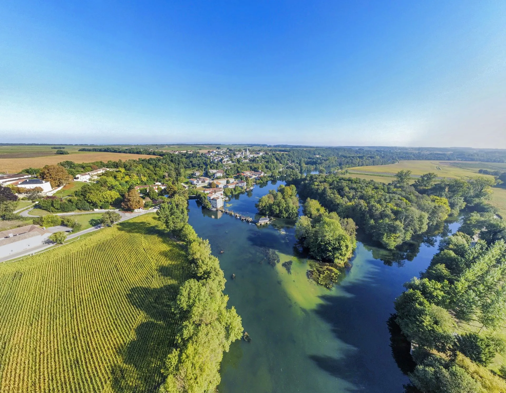 vue du ciel des pêcheries, essacs pour la pêche à l'anguille et du village de Saint Simeux sur les bords du fleuve Charente
