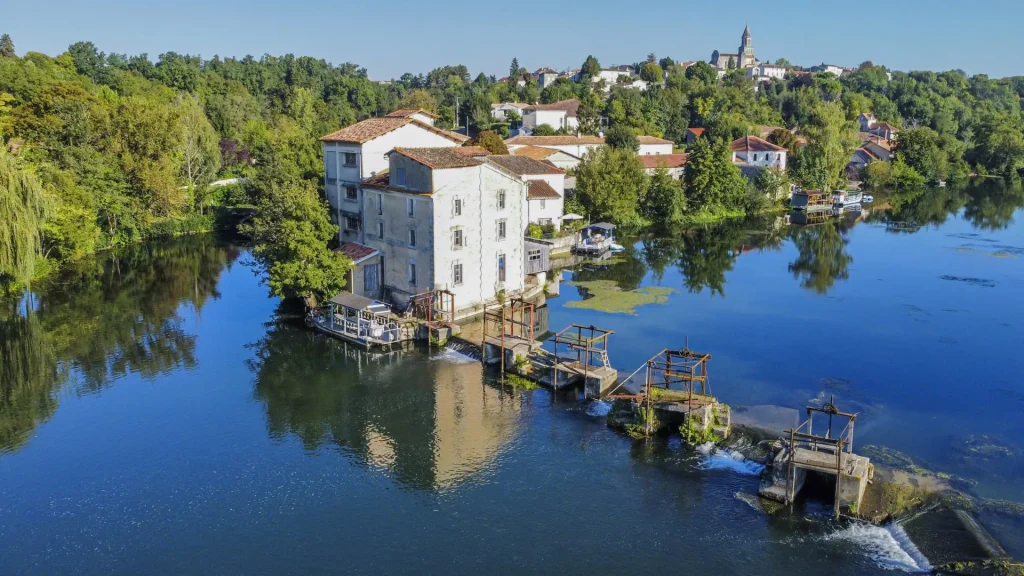 pêcheries, essacs pour la pêche à l'anguille à Saint Simeux sur les bords du fleuve Charente