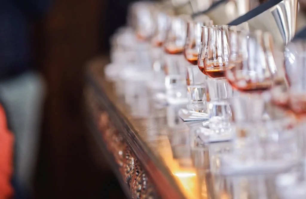 Dégustation, verres de cognac au château de Chanteloup pendant le Ban de Distillation
