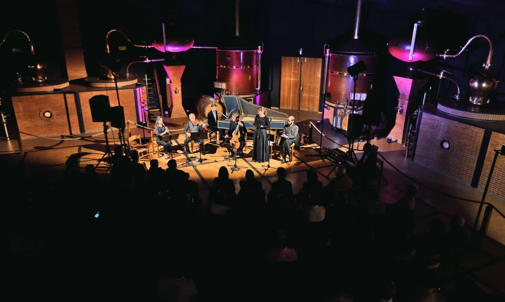 concert de musique classique de l'ensemble In Vino dans une distillerie à l'occasion du Ban de la Distillation - flutiste, violoniste, pianiste, chant, chorale