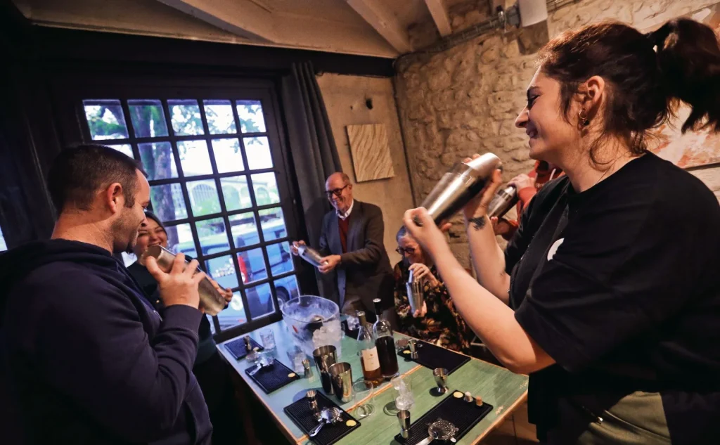 Personnes avec un shaker pendant l'atelier cocktail Konoisseur au restaurant Origins à Cognac