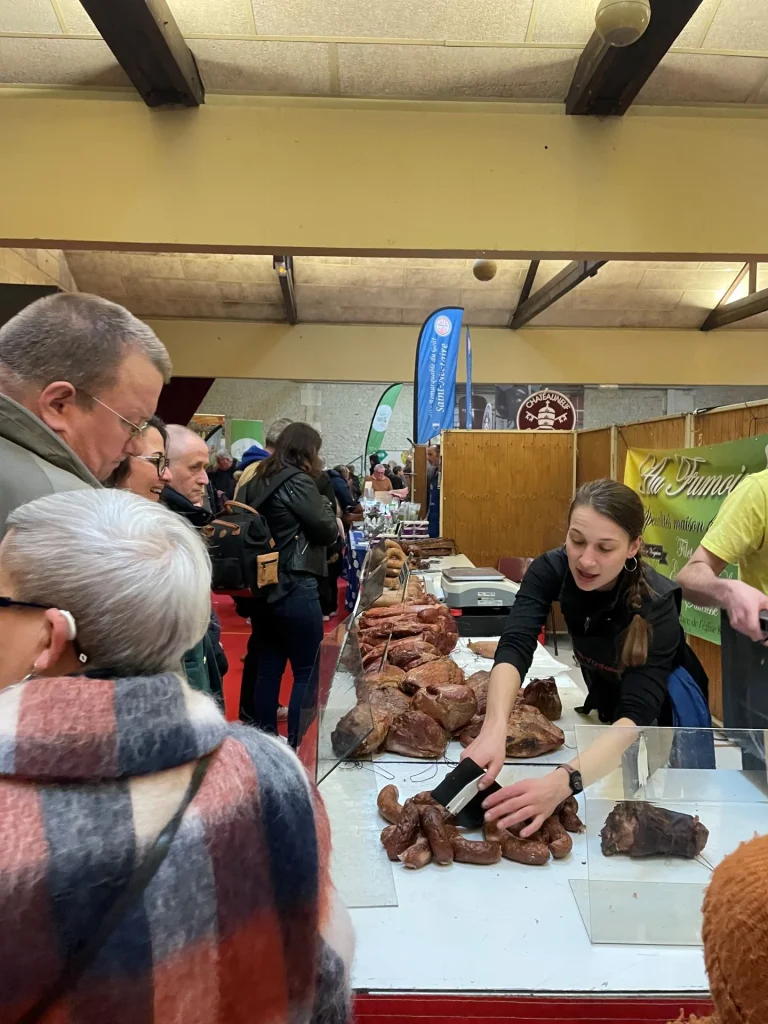 Salon des sites remarquables du goût à Segonzac, stand des salaisons fumées en tuyé du Haut Doubs