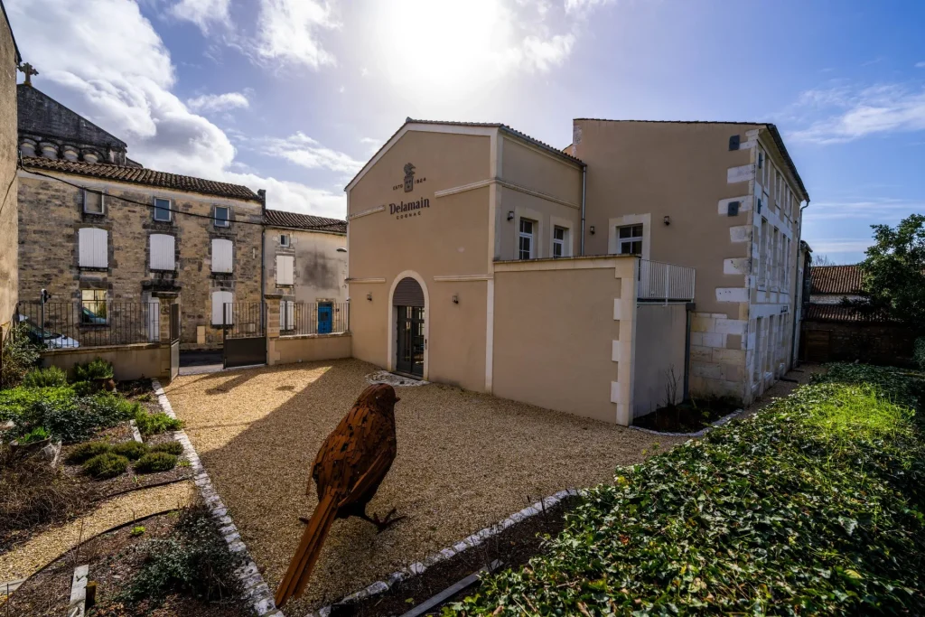 Visit and tasting at the Delamain cognac house in Jarnac. L'oiseau dans le jardin is a tribute to Jacques Delamain, who was a merchant and ornithologist, and the acclaimed author of Pourquoi les oiseaux chantent.