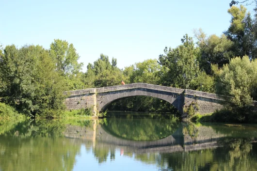 La flow vélo, cycliste sur un pont qui enjambe la charente