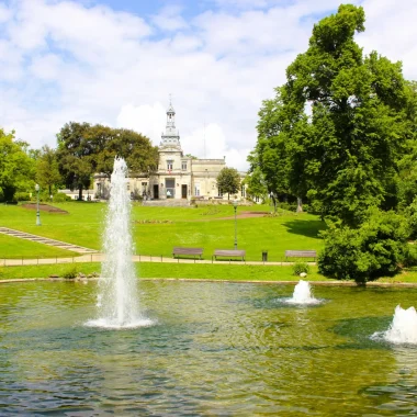 Jardin public de Cognac avec l'hôtel de ville en arrière plan, plan d'eau avec jets d'eau, massifs