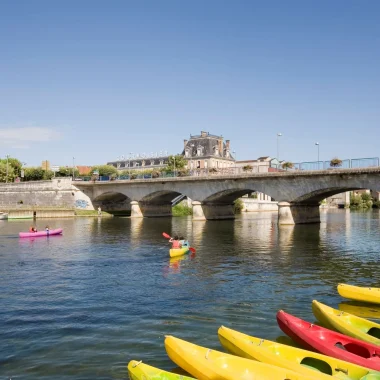 Le fleuve charente à jarnac, au premier pla des canoës du jarnac canoe kayak club , au second plan le pont reliant gondeville à jarnac, en arrière plan la maison de cognac courvoisier