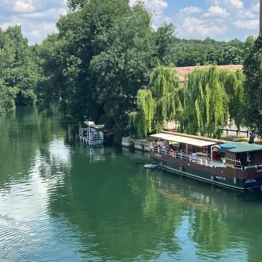 Croisière fluviale à bord de la Demoiselle bateau à passagers circulant sur le fleuve Charente au départ de Cognac