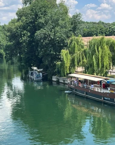 Croisière fluviale à bord de la Demoiselle bateau à passagers circulant sur le fleuve Charente au départ de Cognac
