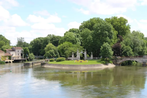 Vue sur le fleuve Charente à Jarnac, l'écluse et le jardin public avec l'emblème de Jarnac, les trois Chabots