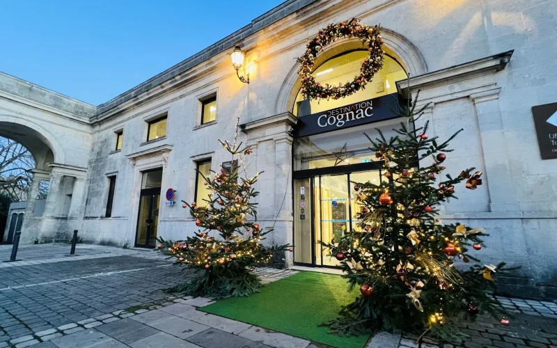 L'office de Tourisme de Cognac se fait beau pour les fêtes de Noël et du Nouvel An, passez la porte pour faire plein d'idées cadeaux made in Cognac