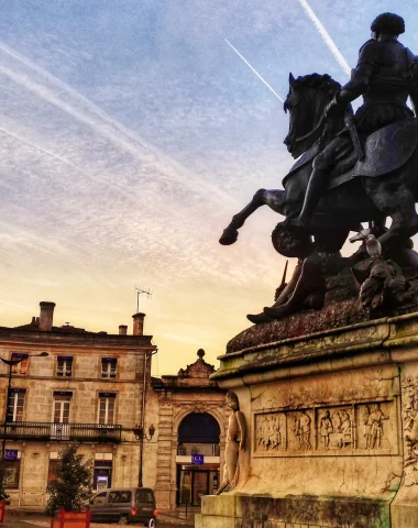 Statue équestre de François 1er sur la place François 1er à Cognac