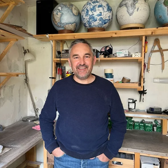 Portrait alambiqué de Gaël Gaborel artisan d'art facteur de globes terrestres Orbis Terrae à Cognac, rencontre à l'atelier Orbis Terrae à deux voix avec Nathalie Leclerc guide de l'Office de Tourisme de Destination Cognac