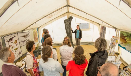 Visite du chantier de fouilles du site paléontologique d'Angeac-Charente et découverte du fémur de sauropode.