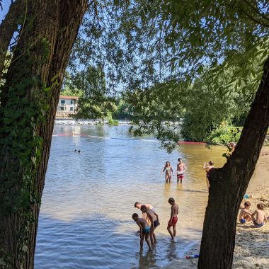 Le Bain des Dames plage aménagée en été sur les bords de Charente à Chateauneuf sur Charente, aire de loisirs, baignade