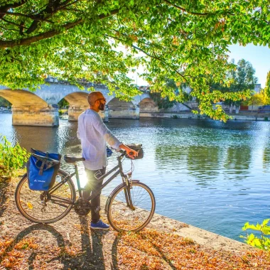 The Flow Vélo, a route dedicated to soft mobility along the Charente in Cognac, cyclists admire the view of the Pont Saint Jacques and the quays of Cognac.