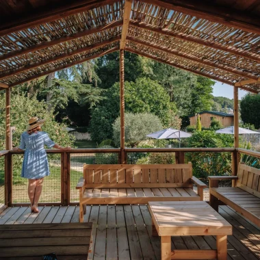 Séjour estival dans un hôtel ou un hébergement insolite (cabane, roulottes) de la Destination Cognac. Au programme farniente, repos, découvertes du patrimoine et activités de loisirs