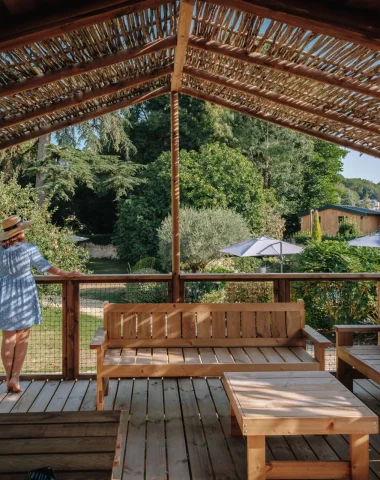 Séjour estival dans un hôtel ou un hébergement insolite (cabane, roulottes) de la Destination Cognac. Au programme farniente, repos, découvertes du patrimoine et activités de loisirs