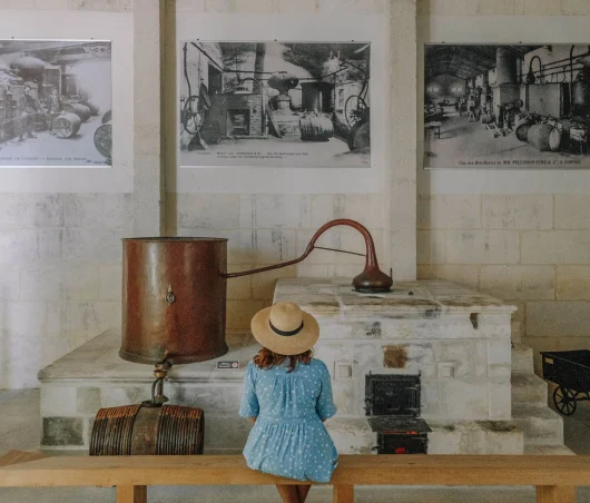 Visite du musée des savoir-faire du cognac, un musée présentant tous les métiers du cognac : la viticulture, le négoce, la tonnellerie, la verrerie et le design packaging