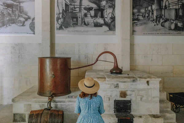 Visite du musée des savoir-faire du cognac, un musée présentant tous les métiers du cognac : la viticulture, le négoce, la tonnellerie, la verrerie et le design packaging