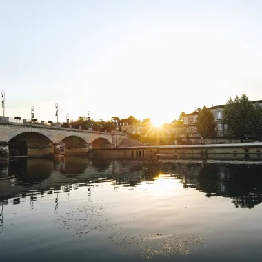 Vue sur la Charente et le pont neuf aussi appelé pont Saint Jacques à Cognac avec le château royal de Cognac en arrière plan