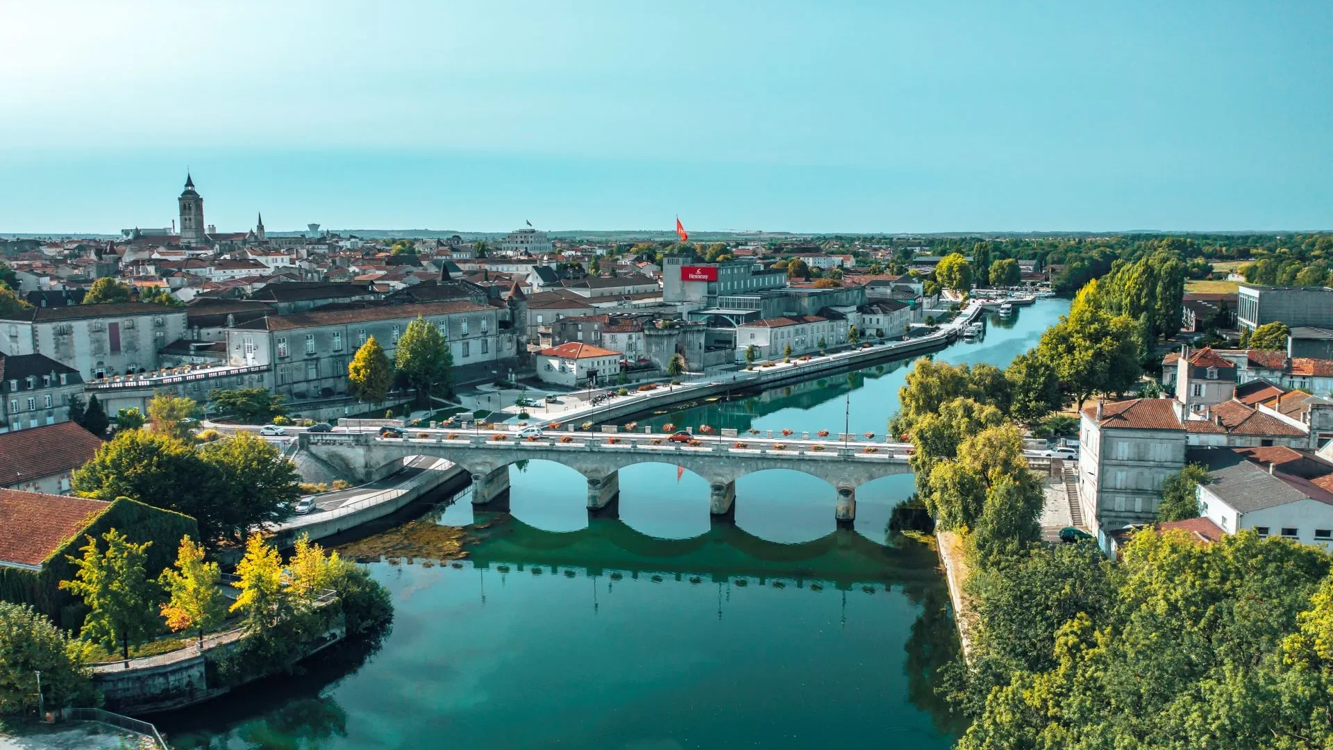 Vue aérienne de la ville de Cognac en particulier le fleuve Charente, le Pont neuf également appelé pont Saint Jacques, le Chateau de Cognac, les tous saint Jacques, les quais le long desquels se trouvent les maisons de négoce Otard et Hennessy