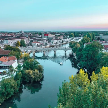 Vue aérienne de la ville de Cognac en particulier le fleuve Charente, le Pont neuf également appelé pont Saint Jacques, le Chateau de Cognac, les tous saint Jacques, les quais le long desquels se trouvent les maisons de négoce Otard et Hennessy