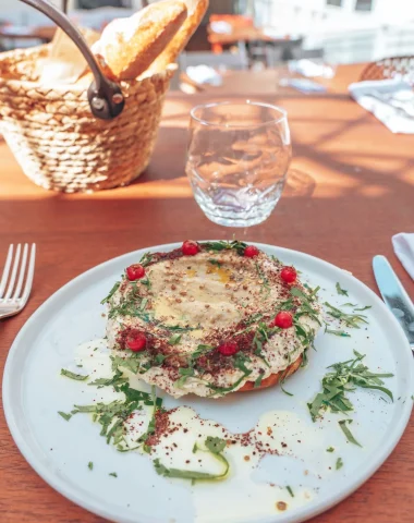 Belle présentation d'un plat savoureux