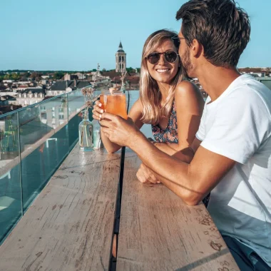 Couple qui prend un cocktail sur le rooftop du bar l'Indigo à Cognac