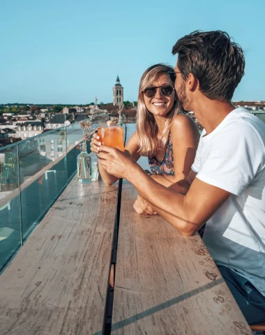 Couple qui prend un cocktail sur le rooftop du bar l'Indigo à Cognac