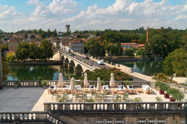 Le Lys, bar à cocktail du château de Cognac où l'on admire la vue sur la Charente depuis la terrasse.