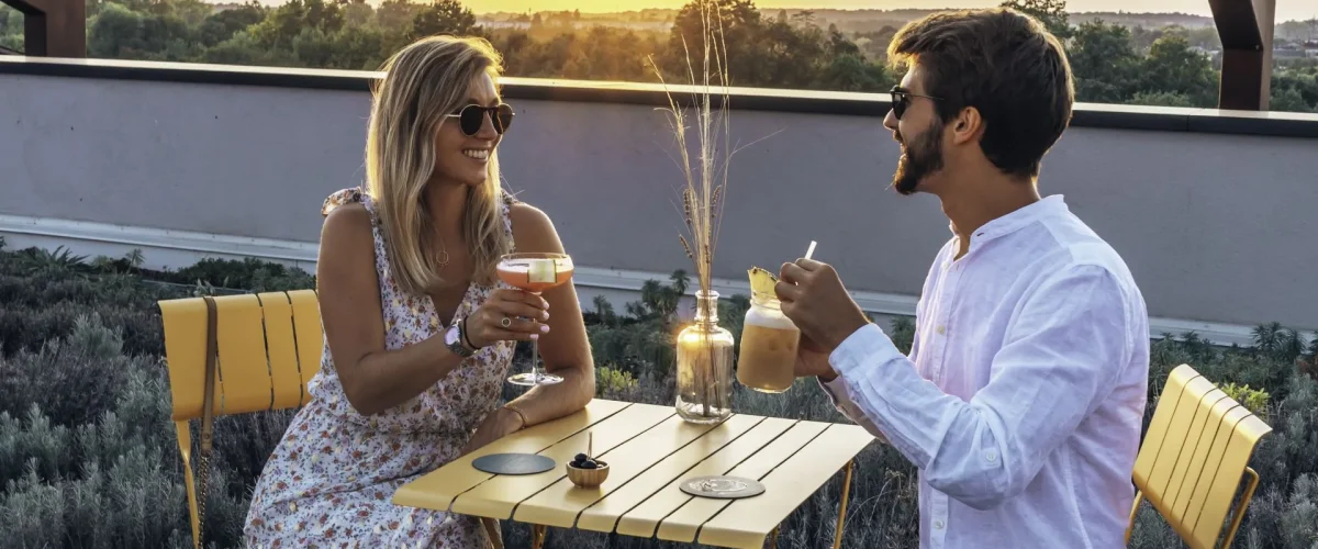 Bar rooftop de l'hôtel Chais Monnet à Cognac, parfait pour savourer la vue sur le coucher de soleil autour d'un verre