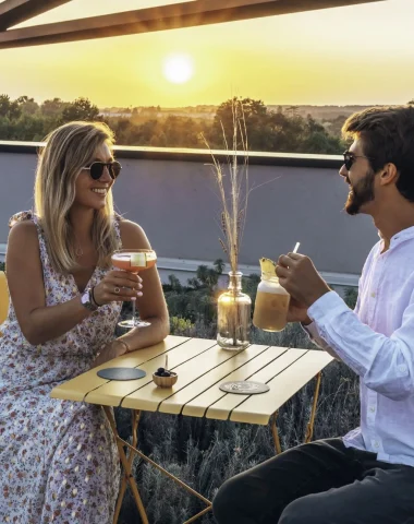 Bar rooftop de l'hôtel Chais Monnet à Cognac, parfait pour savourer la vue sur le coucher de soleil autour d'un verre