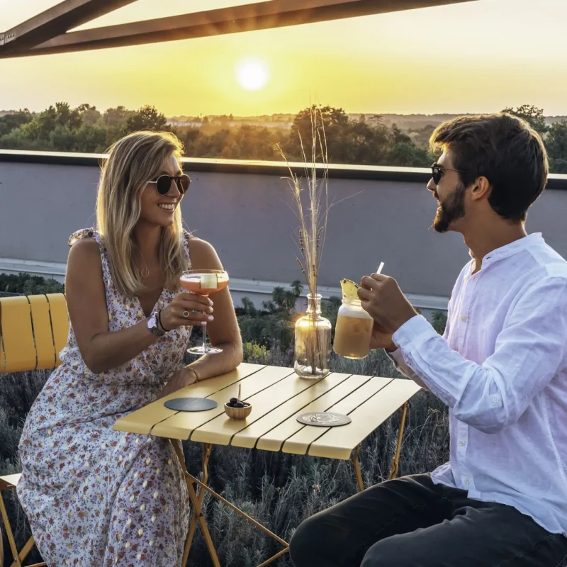 Bar rooftop de l'hôtel Chais Monnet à Cognac, parfait pour savourer la vue sur le coucher de soleil autour d'un verre