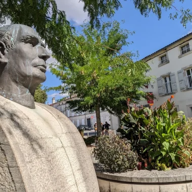 Buste de François Mitterrand sur la place du Baloir à Jarnac