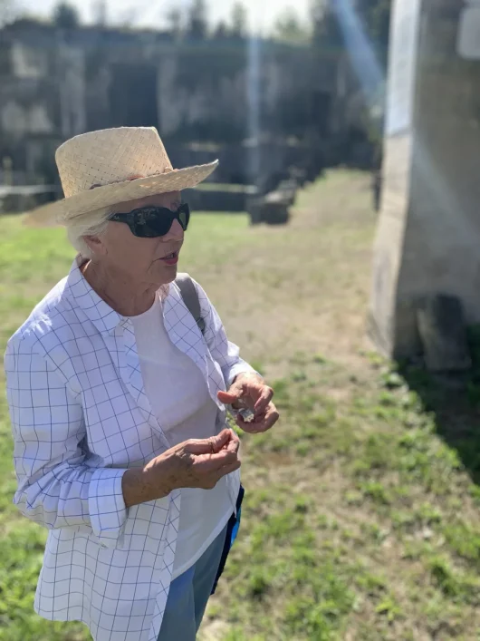 Laurence Carbonel, visite guidée Saint Même les Carrières, portrait alambiqué