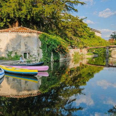 Canoës colorés en bord de Charente à Bassac, beau village de la Destination Cognac