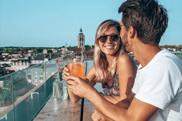 Admirer la vue depuis un bar rooftop, l'un des incontournables de la Destination Cognac