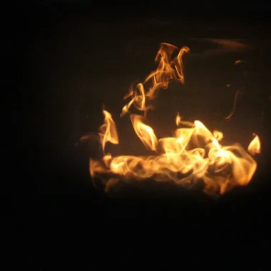 flamme sous l'alambic, la chauffe lors de la distillation du vin pour obtenir les eaux-de-vie pour l'élaboration du cognac