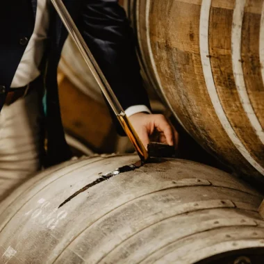 Contrôle des eaux-de-vie des cognacs Boinaud pendant le vieillissement, fut de cognac dans un chai.