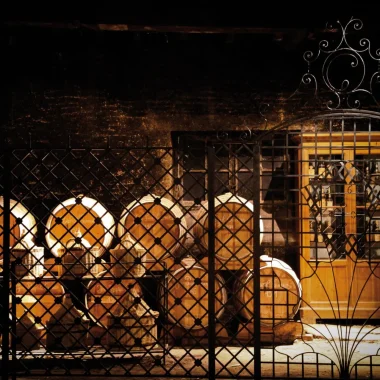 Le paradis de la maison de négoce Camus, lieu où sont stockés les futs, barriques, tonneaux et dames-jeanne contenant les eaux-de-vie les plus anciennes