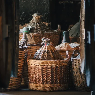 Dame-jeanne dans un chai de vieillissement où sont stockées les eaux-de-vie de cognac de la maison de négoce Delamain