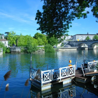 Manger au restaurant au bord du fleuve Charente