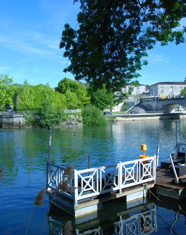 Manger au restaurant au bord du fleuve Charente