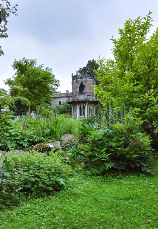 La tour néo-gothique aussi appelée folie dans le Jardin Public de Cognac