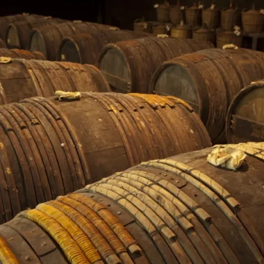 Barriques, tonneaux, fûts où vieillissent les eaux-de-vie de cognac dans le paradis de la maison de négoce Louis Royer à Jarnac