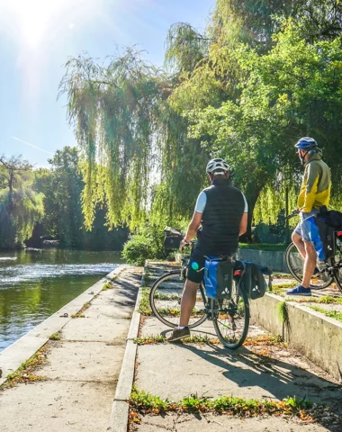 La Flow Vélo itinéraire dédié aux mobilités douces le long de la Charente à Cognac en passant par Jarnac, cyclistes faisant une pause en bord de Charente à Jarnac sous les saules pleureurs