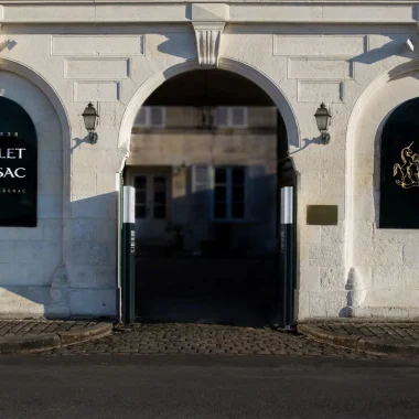 Entrée de la maison de négoce des cognacs Roullet Fransac sur les quais de la Charente à Cognac